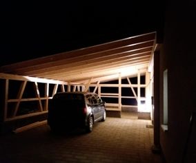 Holzcarport bei Nacht 